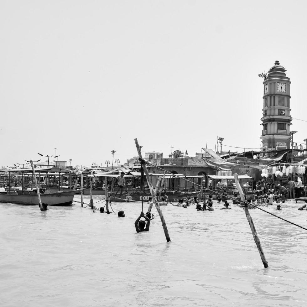 garh mukteshwar, arriba, india, 11 de junio de 2022 -la gente se está dando un baño sagrado con motivo de nirjala ekadashi, una vista de garh ganga brij ghat, que es un lugar religioso muy famoso para los hindúes-blanco y negro foto