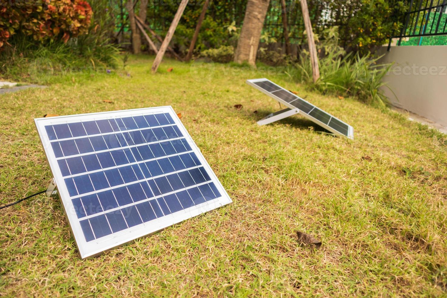 panel solar en el jardín de la casa foto