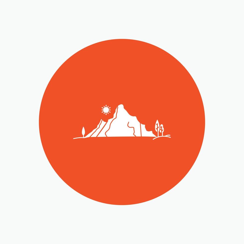 montaña. paisaje. Cerro. naturaleza. icono de glifo blanco de árbol en círculo. ilustración de botón de vector