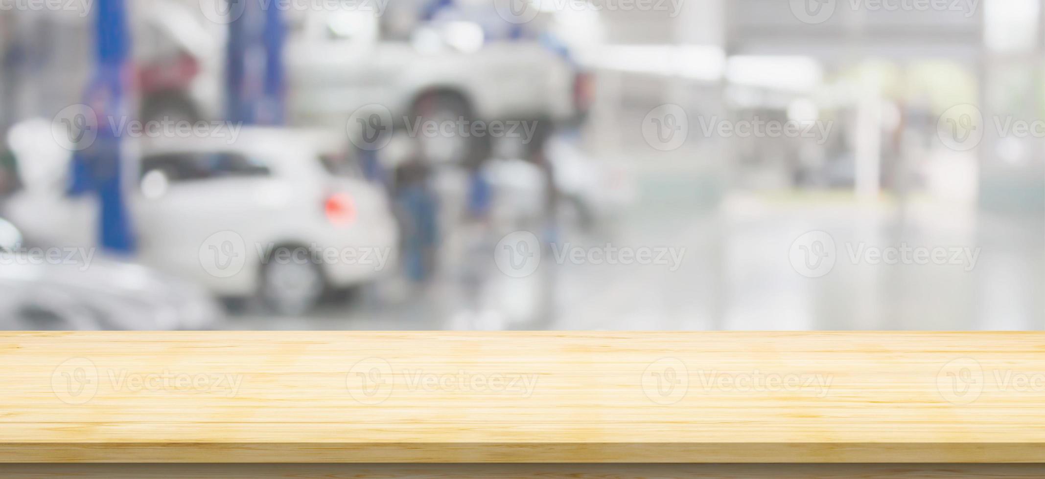 Mesa de madera vacía con centro de servicio de automóviles taller de reparación de automóviles fondo borroso foto