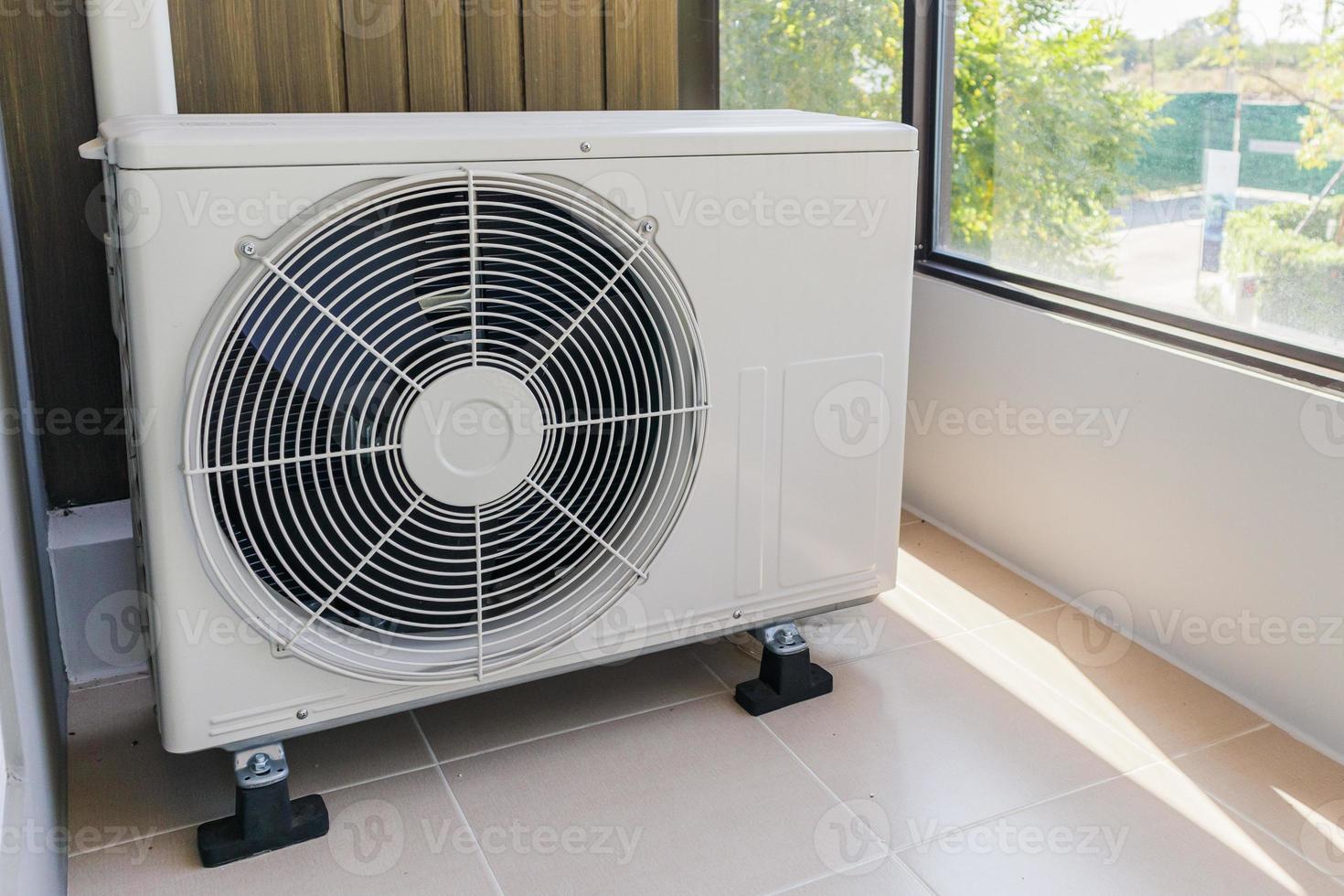 compresor de unidad exterior de aire acondicionado instalado fuera de la casa foto
