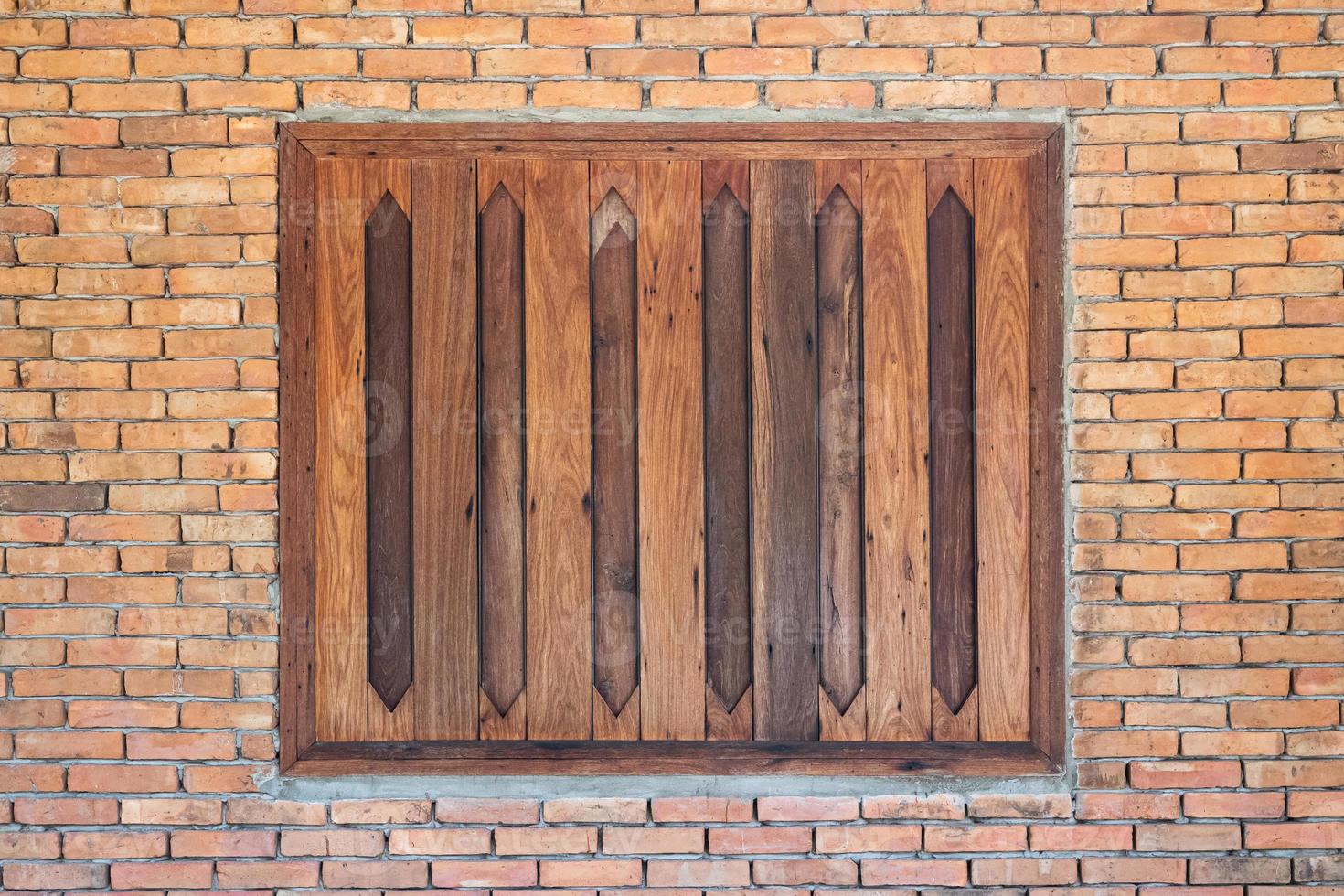 Ventana de madera antigua vintage sobre fondo de pared de ladrillo foto