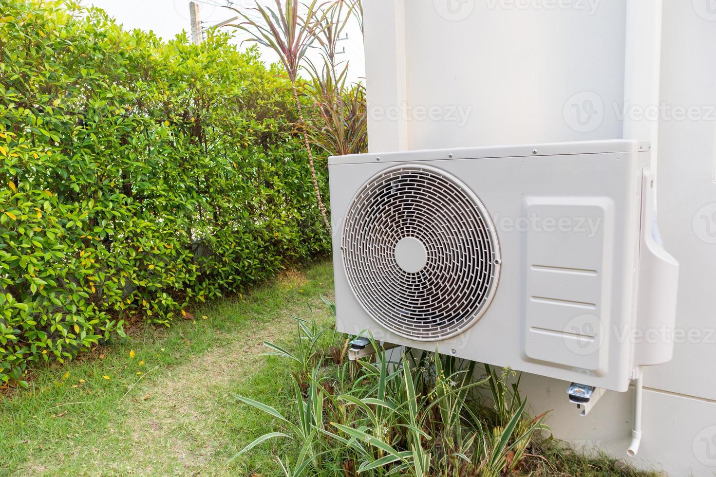 compresor de unidad exterior de aire acondicionado instalado fuera de la casa foto