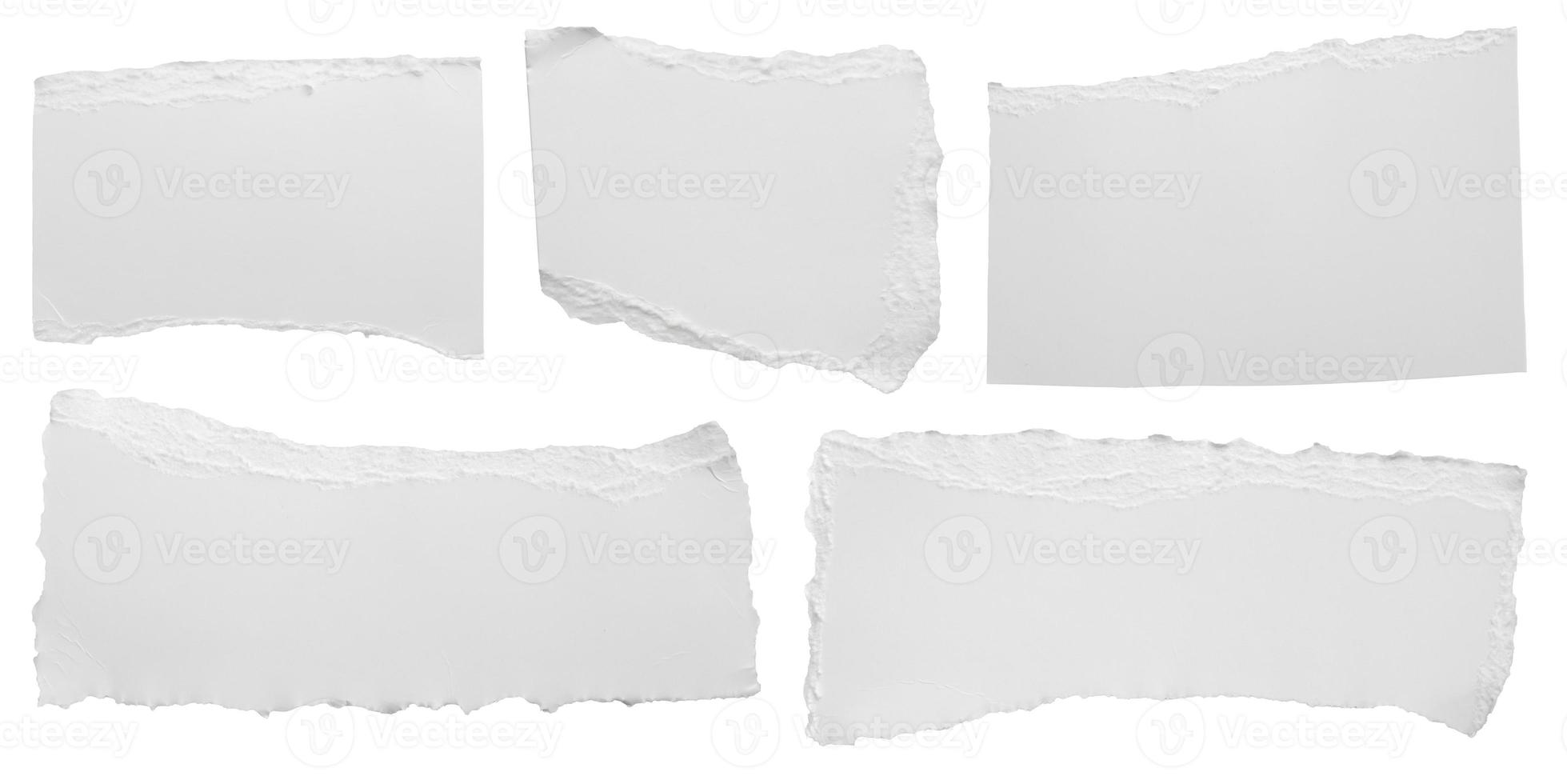 tiras de bordes rasgados de papel rasgado blanco aislado sobre fondo blanco foto