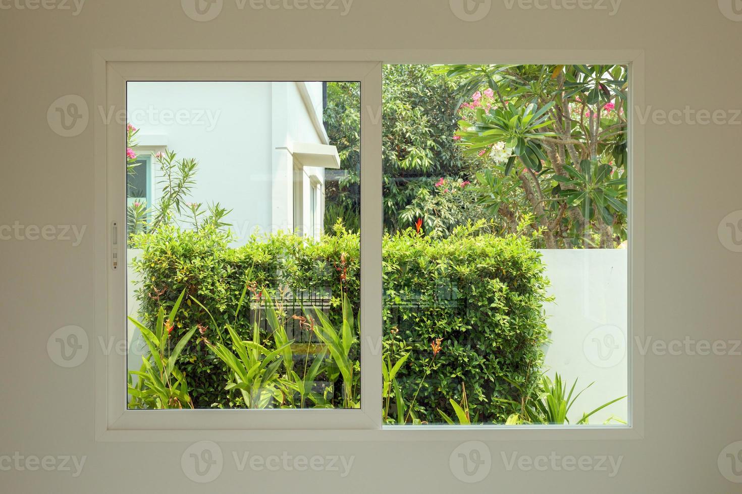 marco de ventana de vidrio interior de la casa en la pared blanca foto