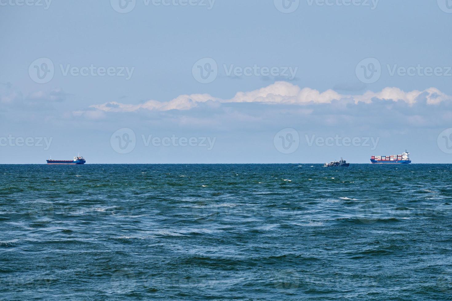 buques de carga de contenedores cargueros a distancia, logística de importación y exportación, buques de carga en el mar azul foto