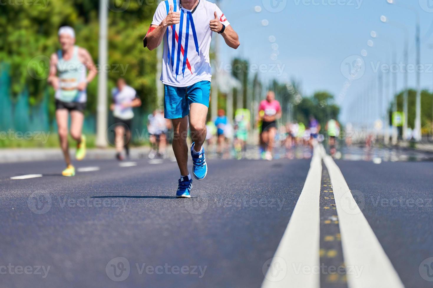 corredores de maratón en la carretera de la ciudad. foto