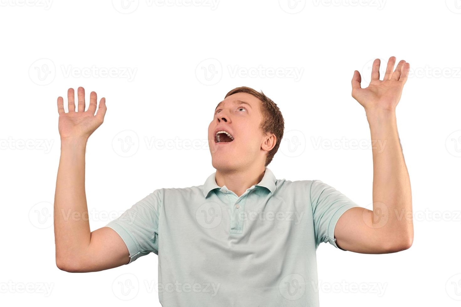 hombre sonriente divertido en camiseta que muestra las palmas de las manos, gesto sorpresa inesperado, fondo blanco foto