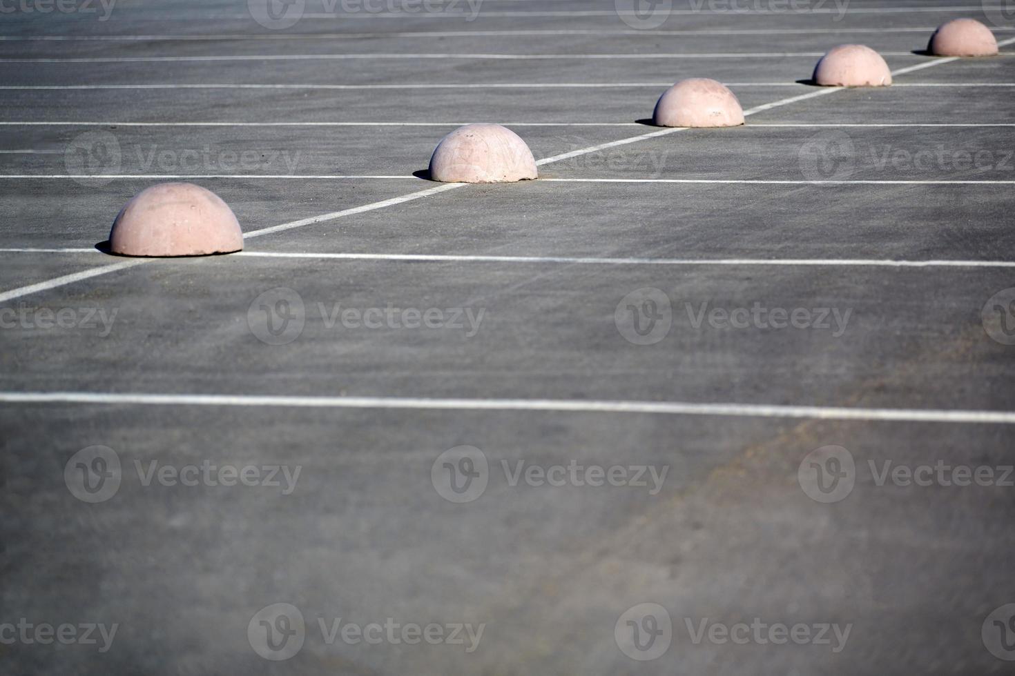 hemisferios de estacionamiento. limitador de aparcamiento de hormigón. protección del estacionamiento de automóviles. elementos para restringir el acceso a la zona de estacionamiento y controlar el movimiento de vehículos foto