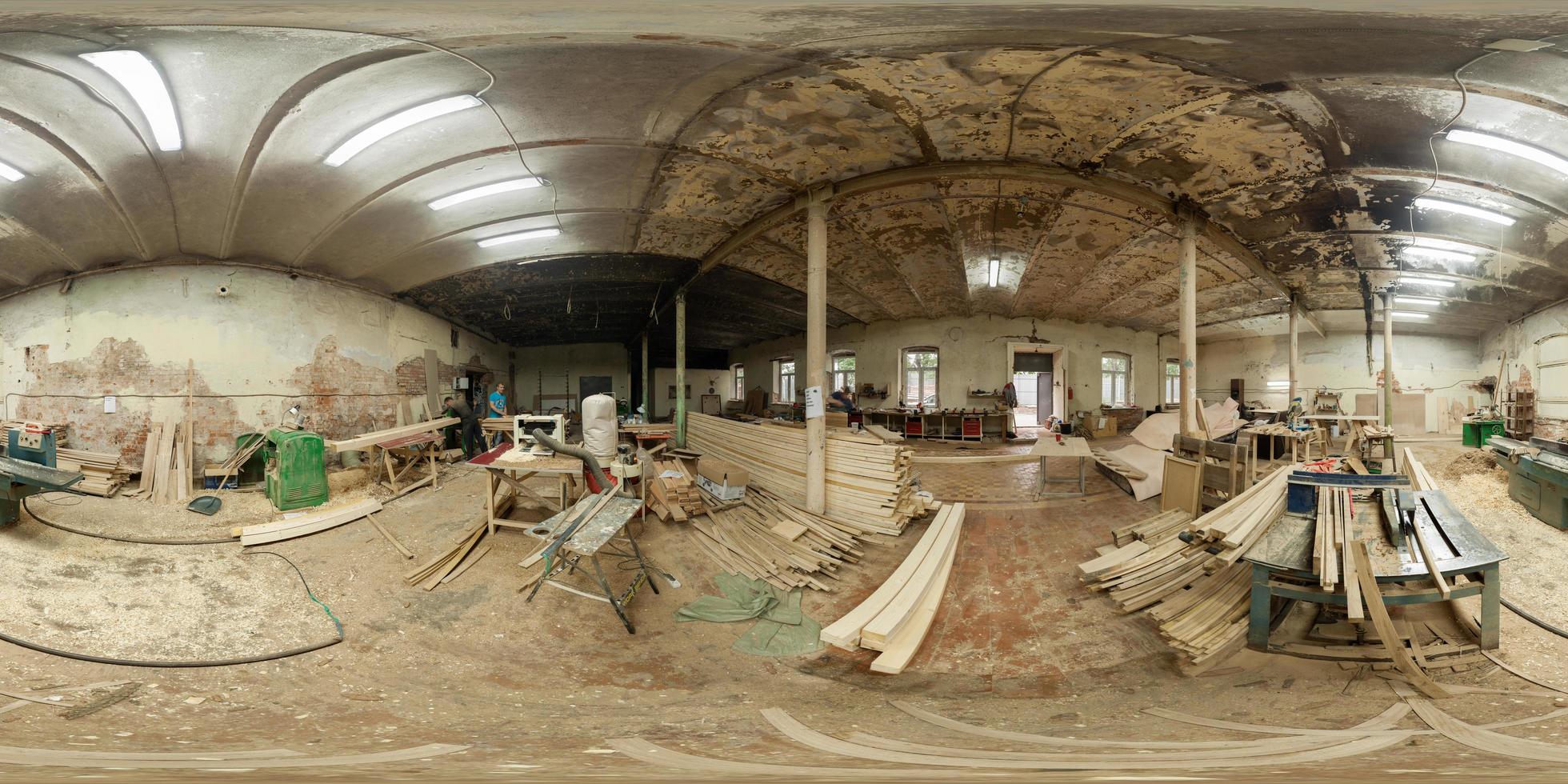 tula, rusia, 8 de julio de 2015 - panorama esférico completo de 360 grados en proyección equirectangular de taller de carpintería en edificio abandonado foto