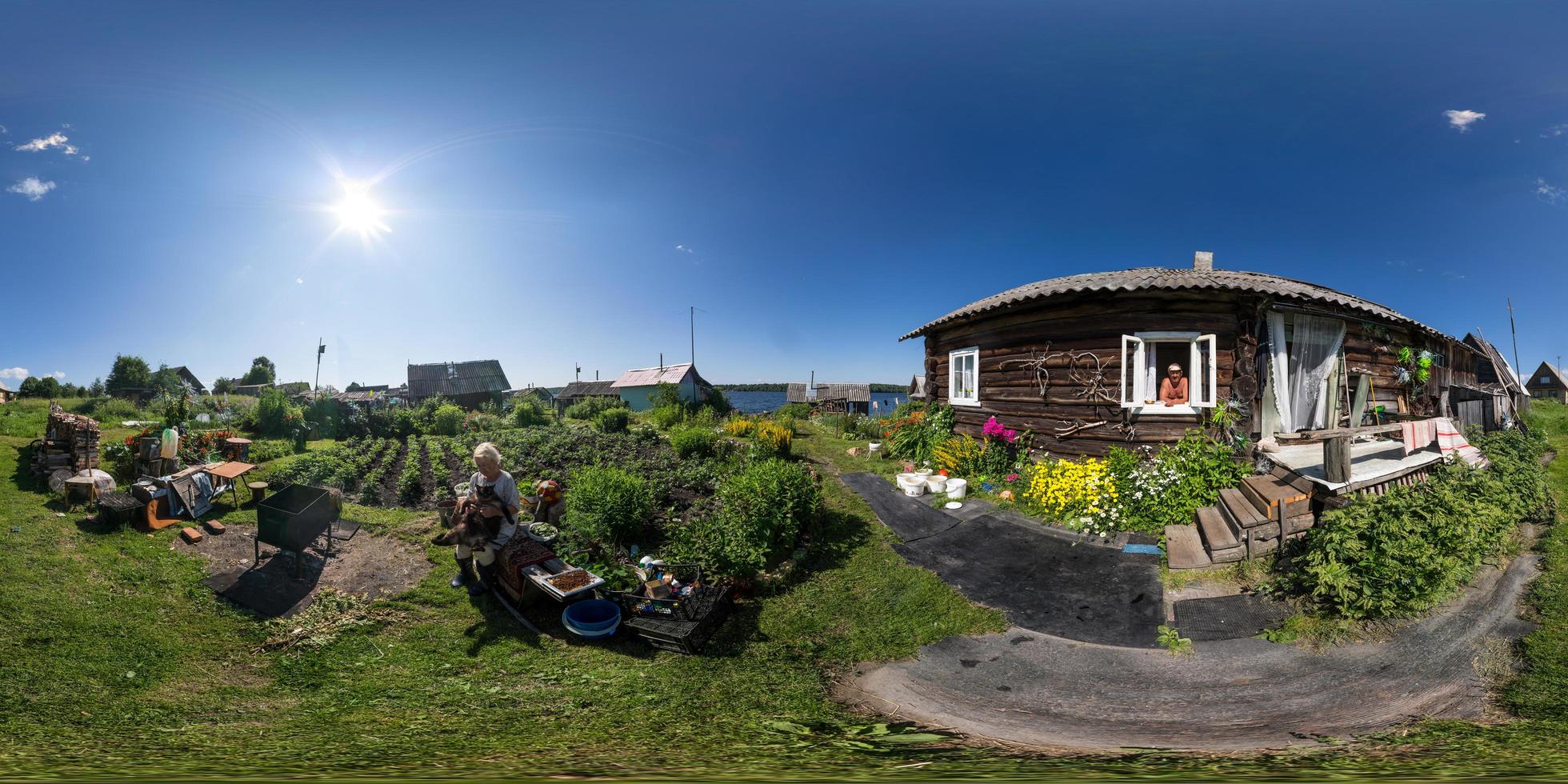 Karelian kondopoga, rusia, 1 de julio de 2013 - panorama esférico completo de 360 grados en proyección equirectangular de casa rústica con anciano y mujer con gato gordo foto