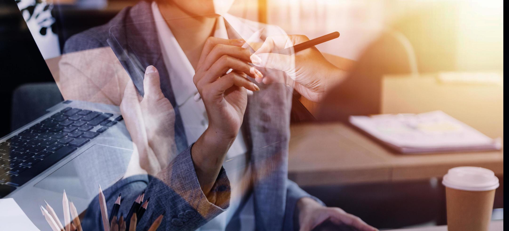 mano de mujer de negocios trabajando con computadora portátil, tableta y teléfono inteligente en la oficina moderna con diagrama de icono virtual en la oficina moderna a la luz de la mañana foto