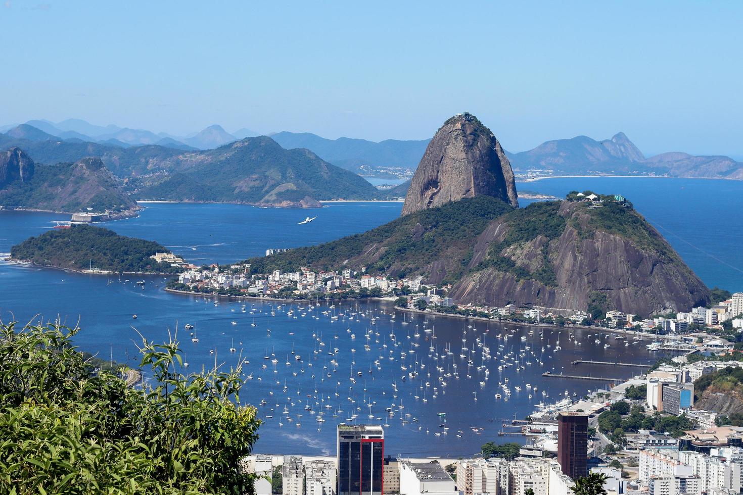 río de janeiro, rj, brasil, 2022 - montaña del pan de azúcar y cala botafogo, vista desde el belvedere de doña marta foto