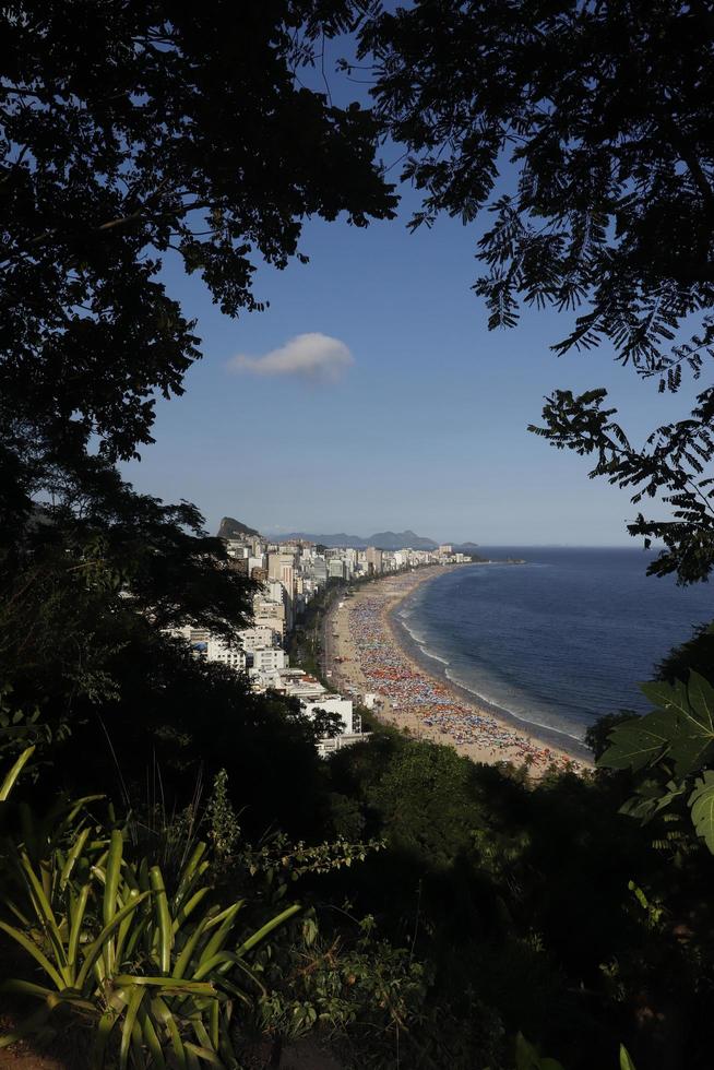 río de janeiro, rj, brasil, 2022 - verano en río, vista de las playas de leblon e ipanema desde el parque natural de los dos hermanos foto