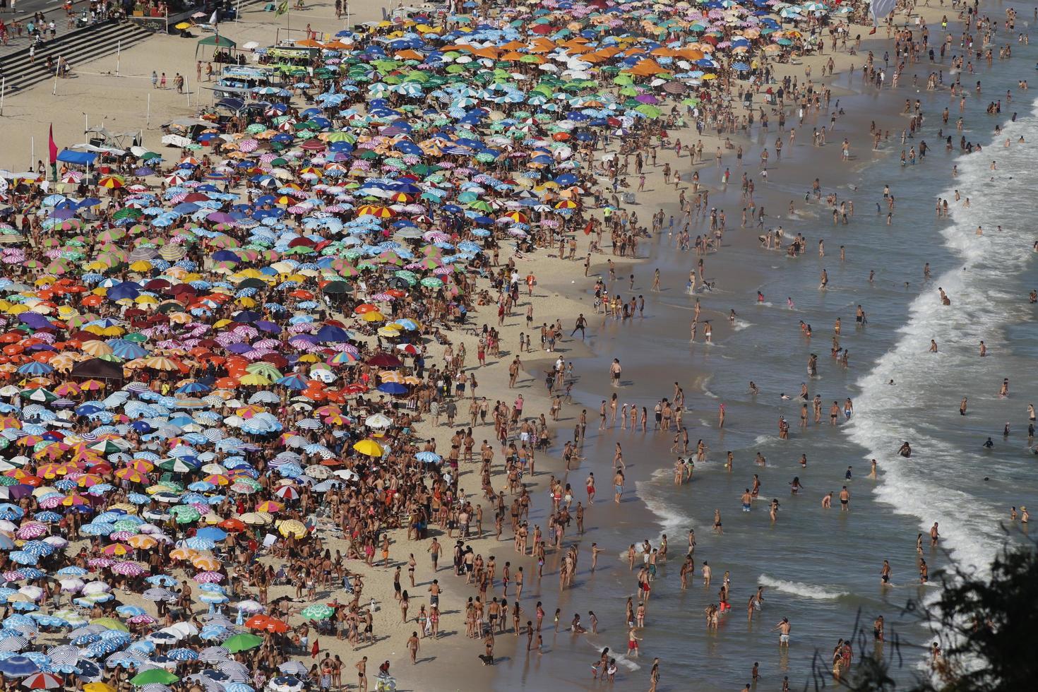 río de janeiro, rj, brasil, 2022 - verano en río, vista de las playas de leblon e ipanema desde el parque natural de los dos hermanos foto