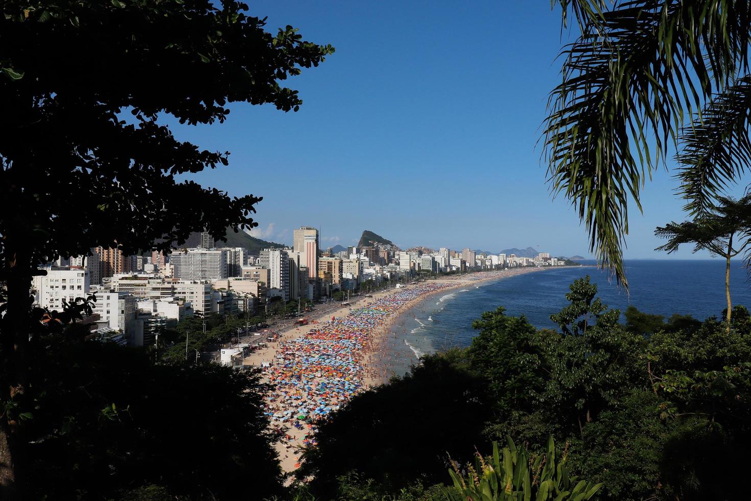 río de janeiro, rj, brasil, 2022 - verano en río, vista de las playas de leblon e ipanema desde el parque natural de los dos hermanos foto