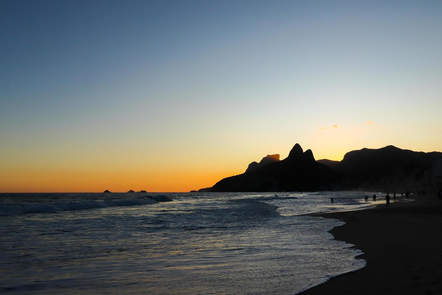 río de janeiro, rj, brasil, 2022 - ipanema al atardecer, gente caminando en la playa en silueta foto