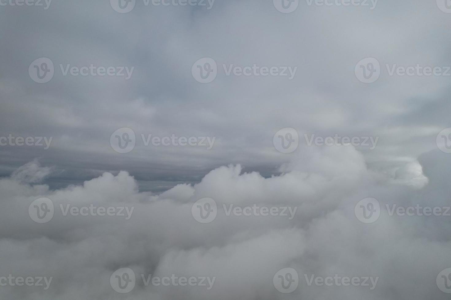 hermoso cielo con imágenes de alto ángulo de drones de nubes dramáticas sobre la ciudad de Inglaterra Reino Unido foto