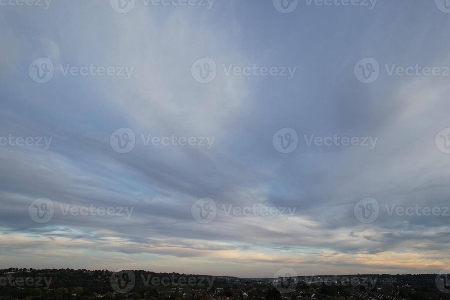 hermosa vista de ángulo alto de las nubes y el cielo sobre inglaterra foto