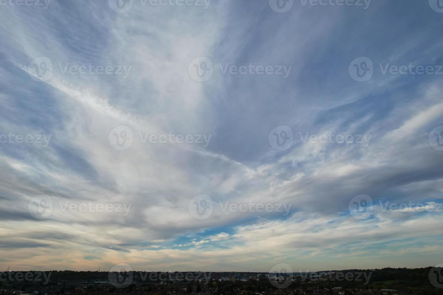 hermosa vista de ángulo alto de las nubes y el cielo sobre inglaterra foto