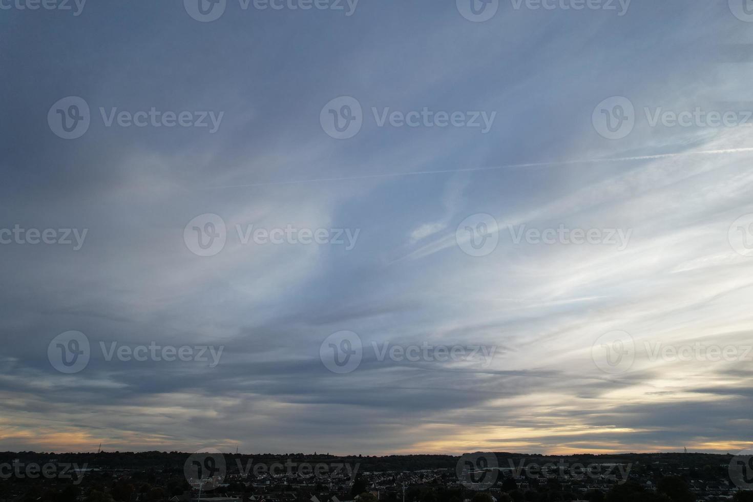 hermosa vista de ángulo alto de las nubes y el cielo sobre inglaterra foto