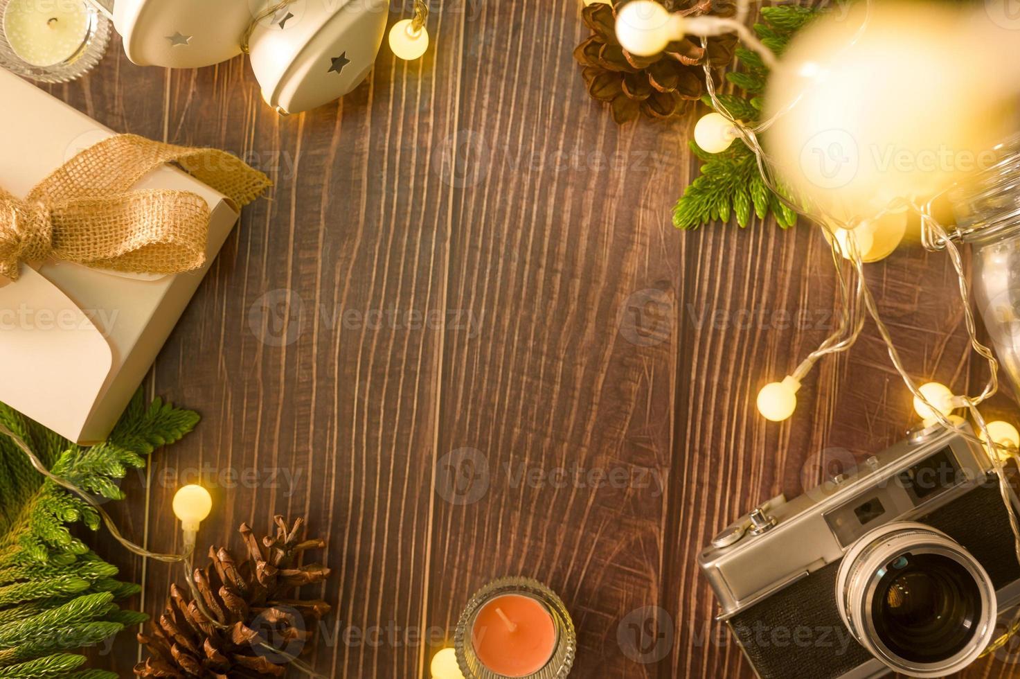 luces de navidad bokeh en casa en decoraciones de mesa de madera. decoración de vacaciones de invierno, concepto de decoración de navidad y año nuevo foto