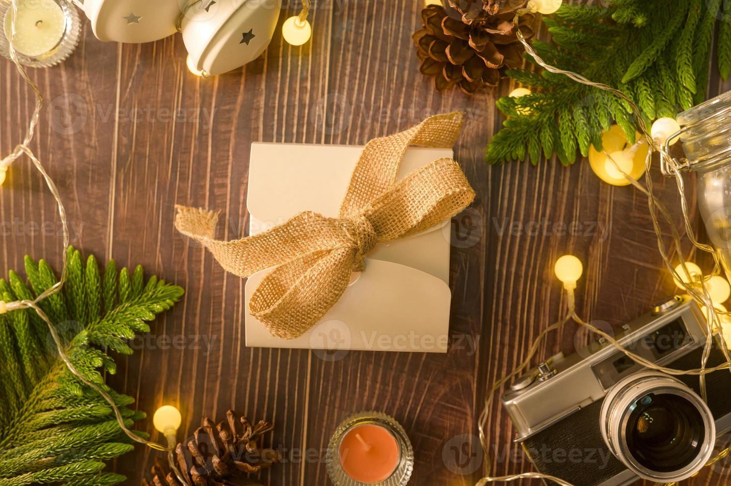 luces de navidad bokeh en casa en decoraciones de mesa de madera. decoración de vacaciones de invierno, concepto de decoración de navidad y año nuevo foto