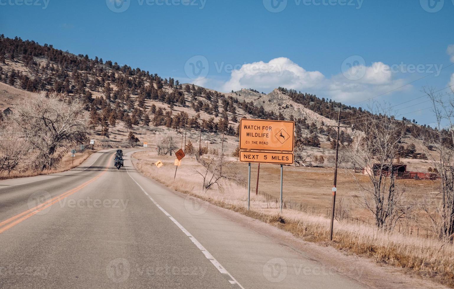 señal de tráfico y montañas foto