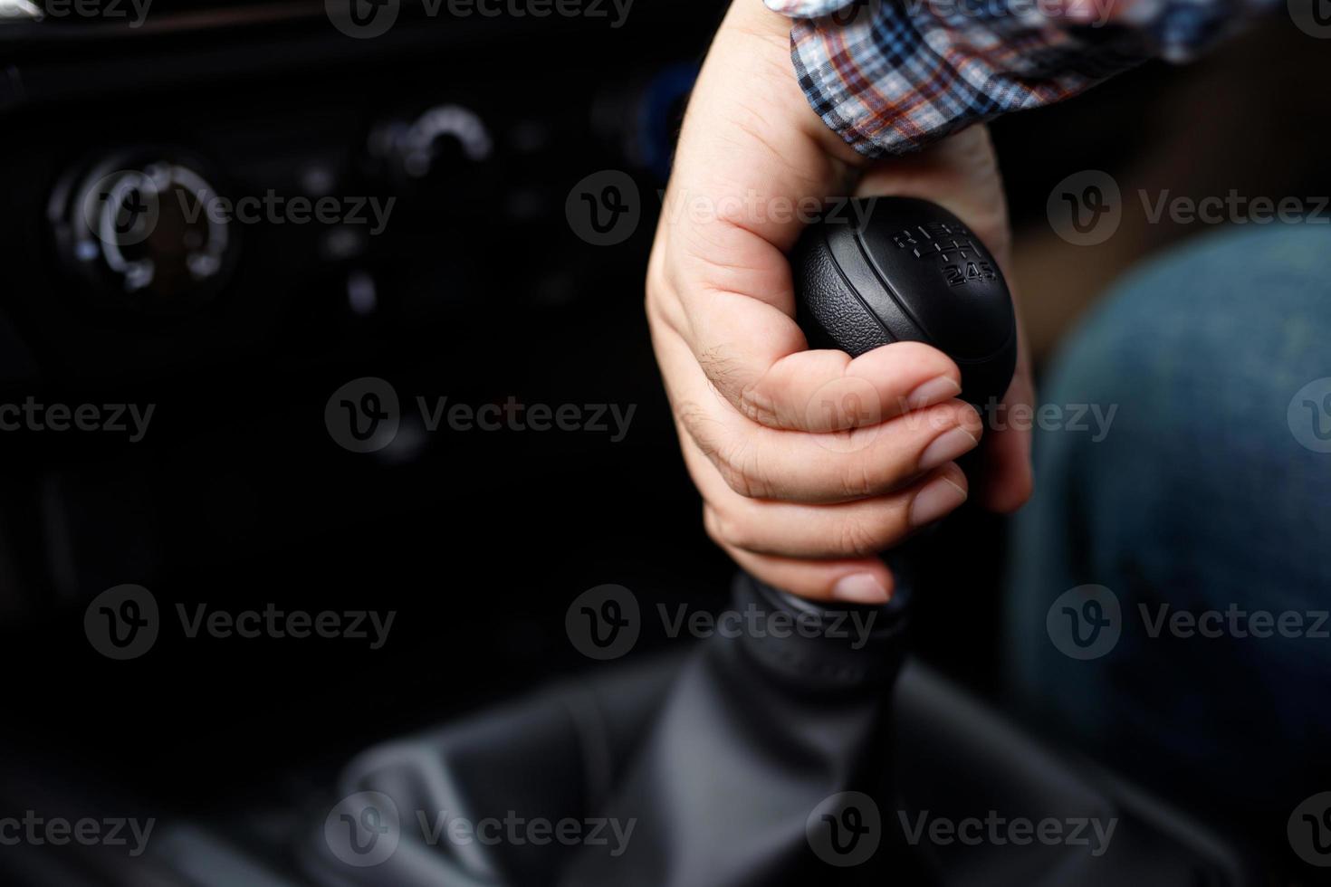 Inspect manual transmission cars photo