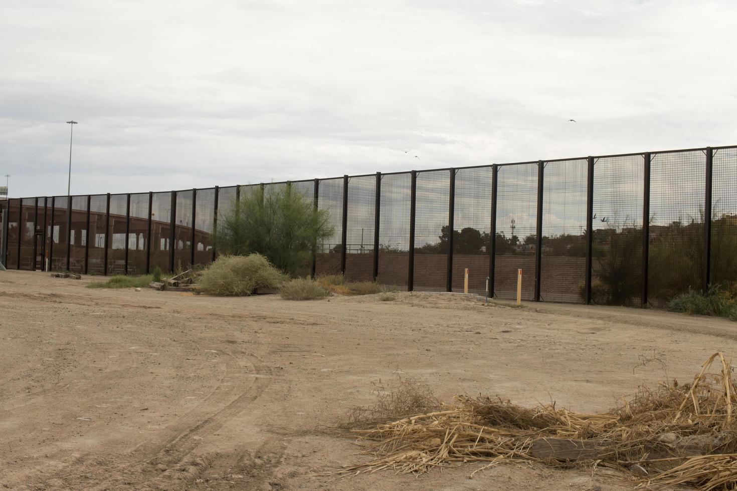 el paso, texas, estados unidos 29 de septiembre de 2022 muro fronterizo a lo largo de la frontera entre estados unidos y méxico cerca del centro de el paso foto