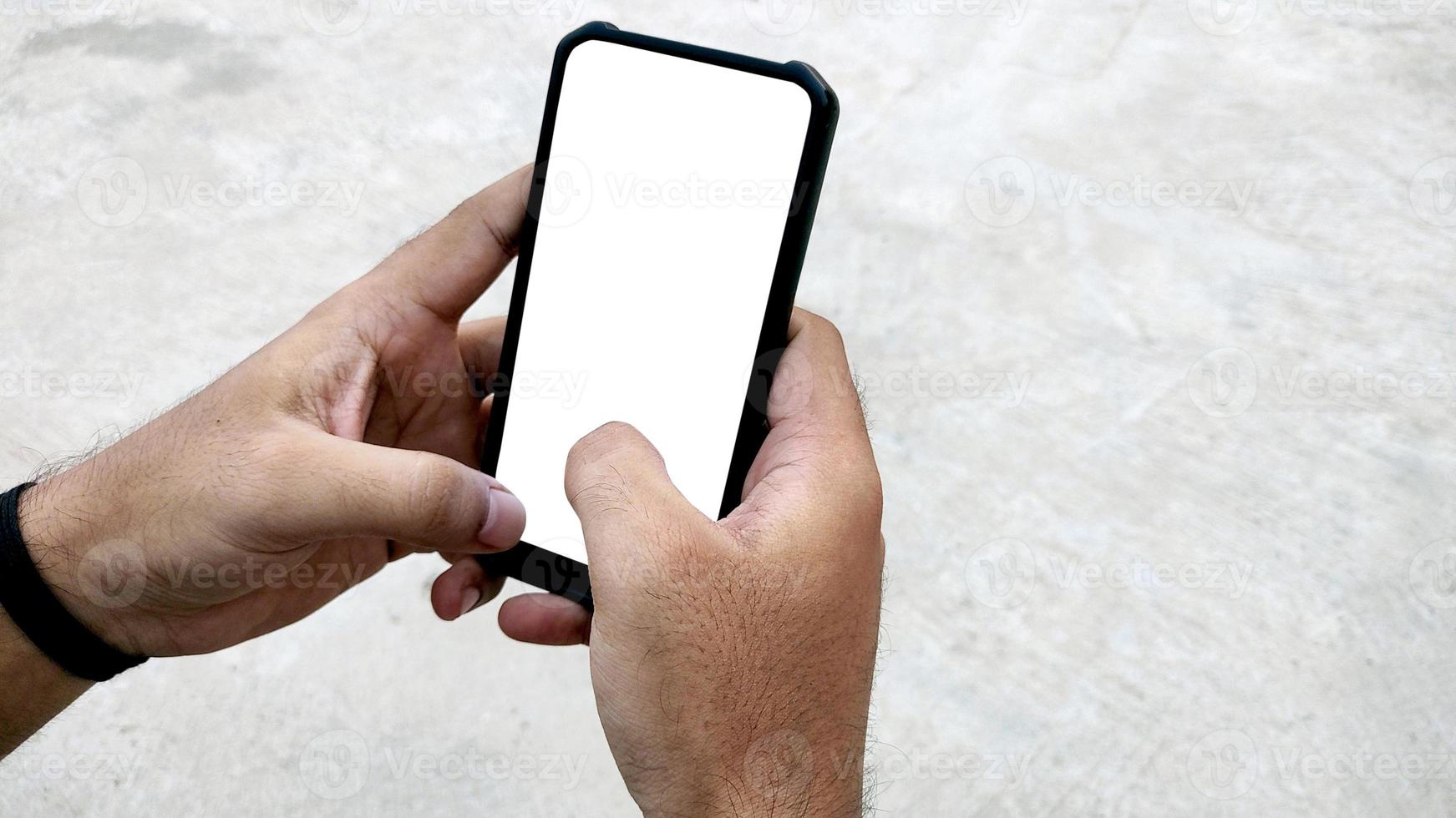 hombre que sostiene el teléfono inteligente con pantalla en blanco sobre fondo blanco, primer plano de la mano. espacio para texto foto