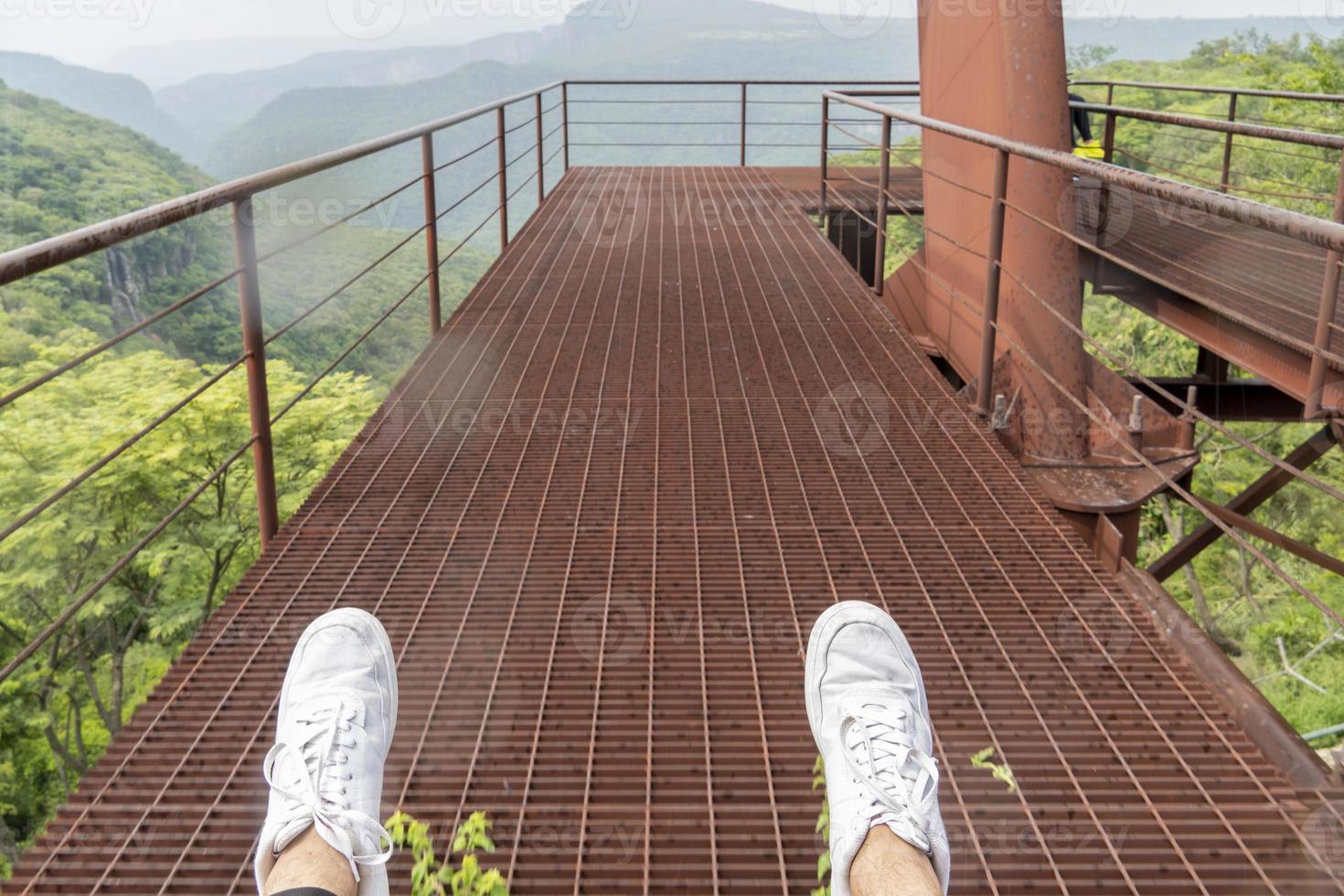 viejo teleférico oxidado, paseo en teleférico bajo la lluvia, vistas del cañón, vegetación y gente. México foto