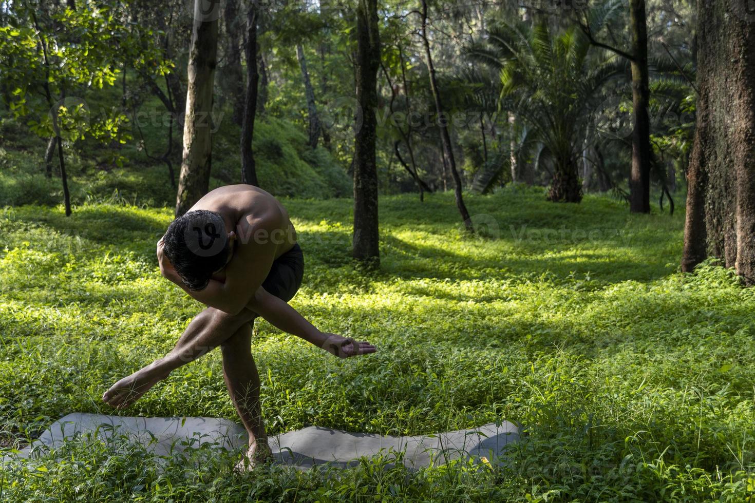 joven, haciendo yoga o reiki, en el bosque vegetación muy verde, en méxico, guadalajara, bosque colomos, hispano, foto