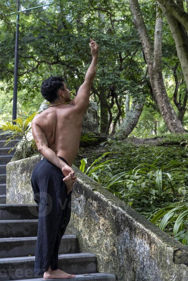 meditación de yoga al aire libre. siete brillantes todos los chakras. hombre practica yoga, méxico, gualdajara foto