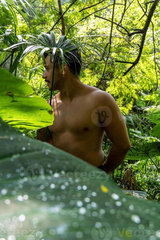 meditación de yoga al aire libre. siete brillantes todos los chakras. hombre practica yoga, méxico, gualdajara foto