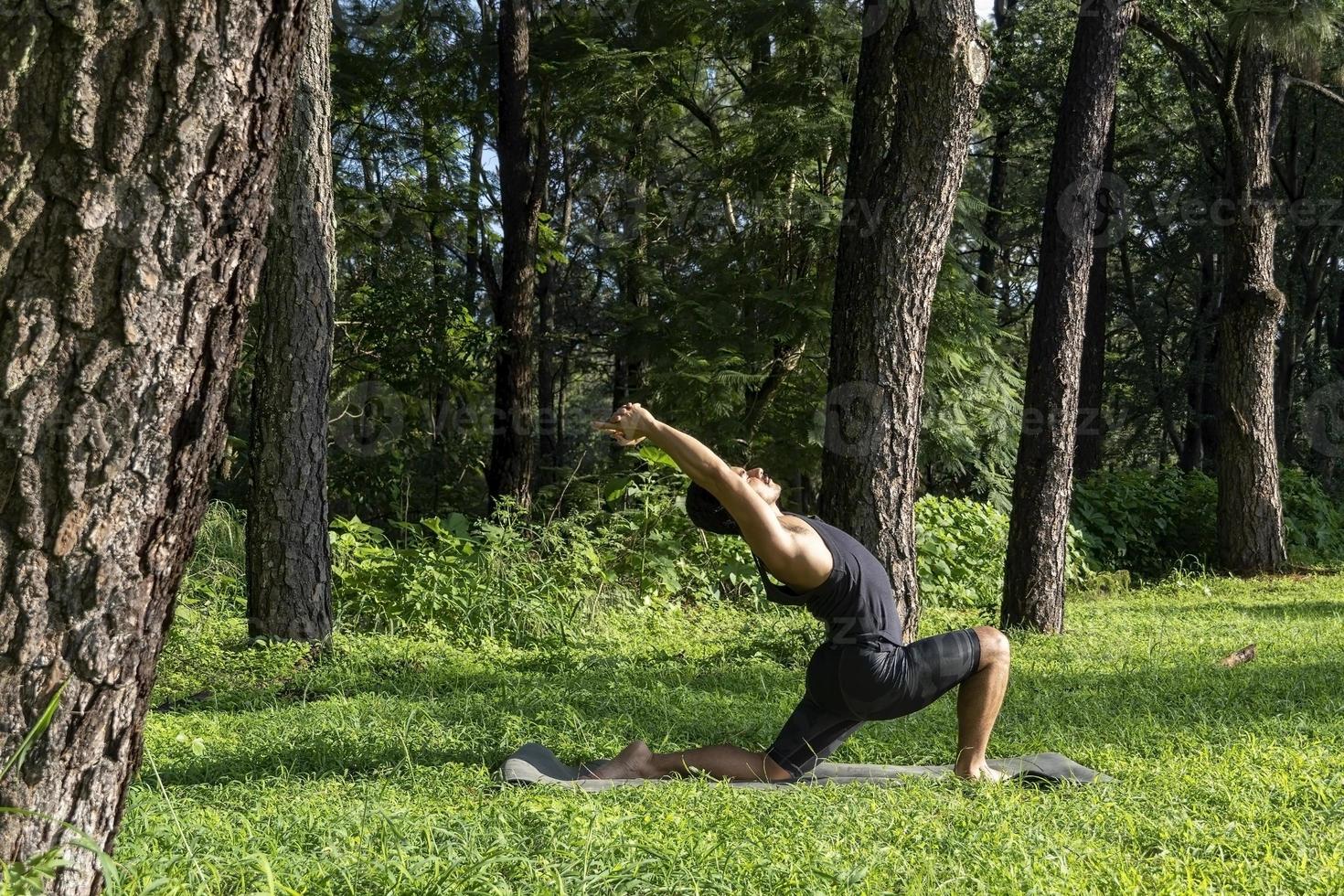 joven, haciendo yoga o reiki, en el bosque vegetación muy verde, en méxico, guadalajara, bosque colomos, hispano, foto