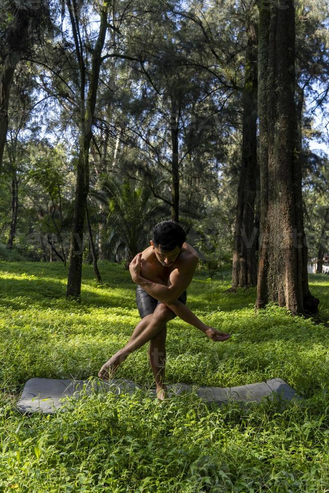 joven, haciendo yoga o reiki, en el bosque vegetación muy verde, en méxico, guadalajara, bosque colomos, hispano, foto