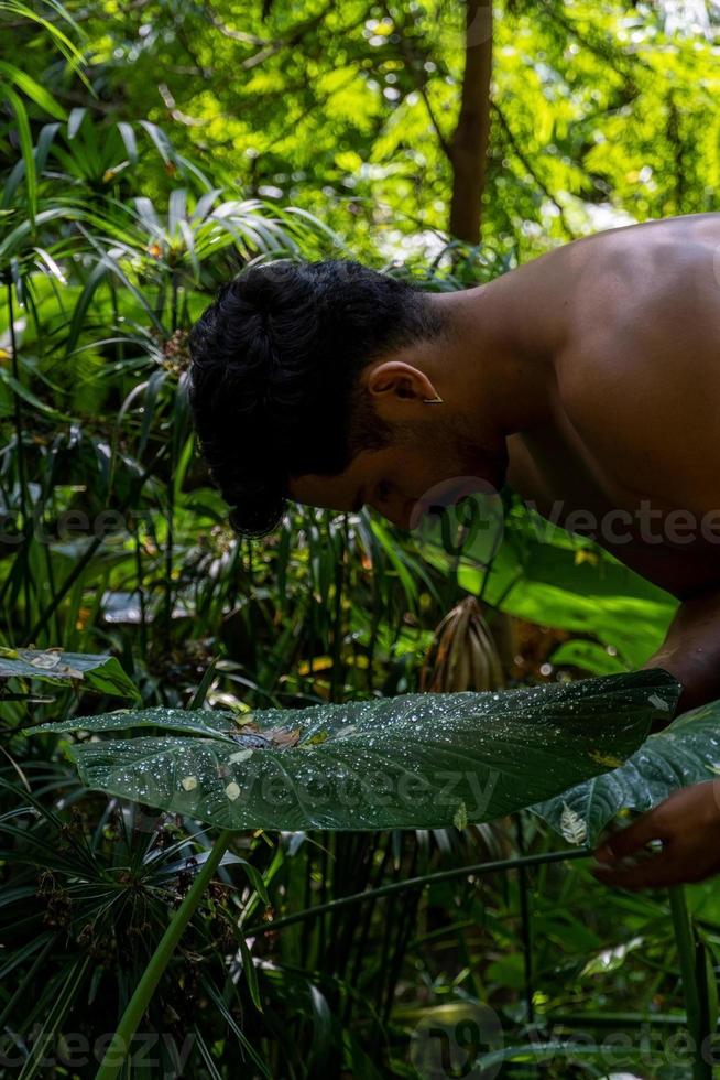 joven, haciendo yoga o reiki, en el bosque vegetación muy verde, en méxico, guadalajara, bosque colomos, hispano, foto