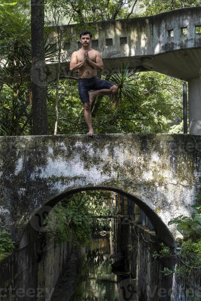 joven, haciendo yoga o reiki, en el bosque vegetación muy verde, en méxico, guadalajara, bosque colomos, hispano, foto