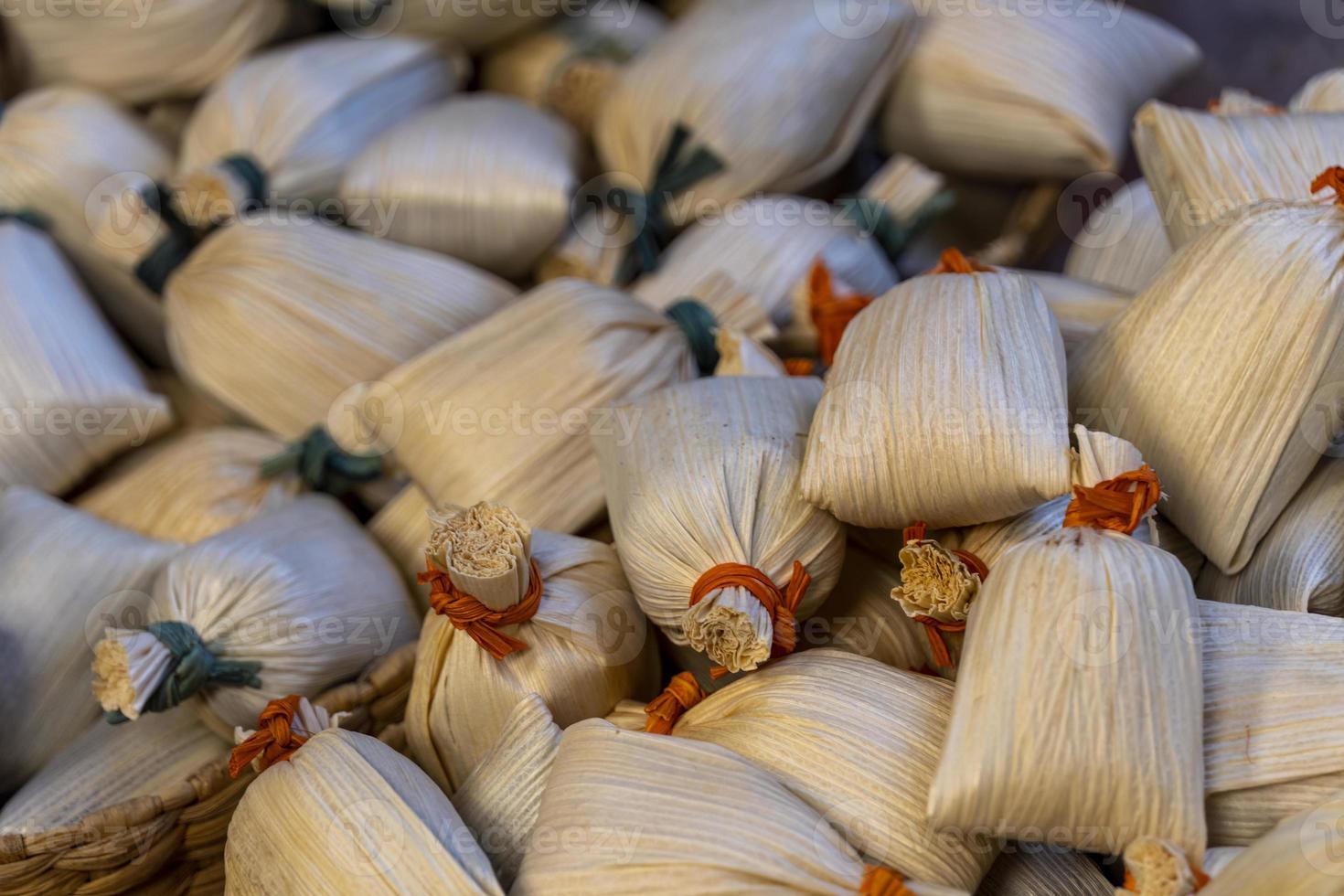 tamales mexicanos rellenos de masa de maíz, comida picante o dulces en méxico foto