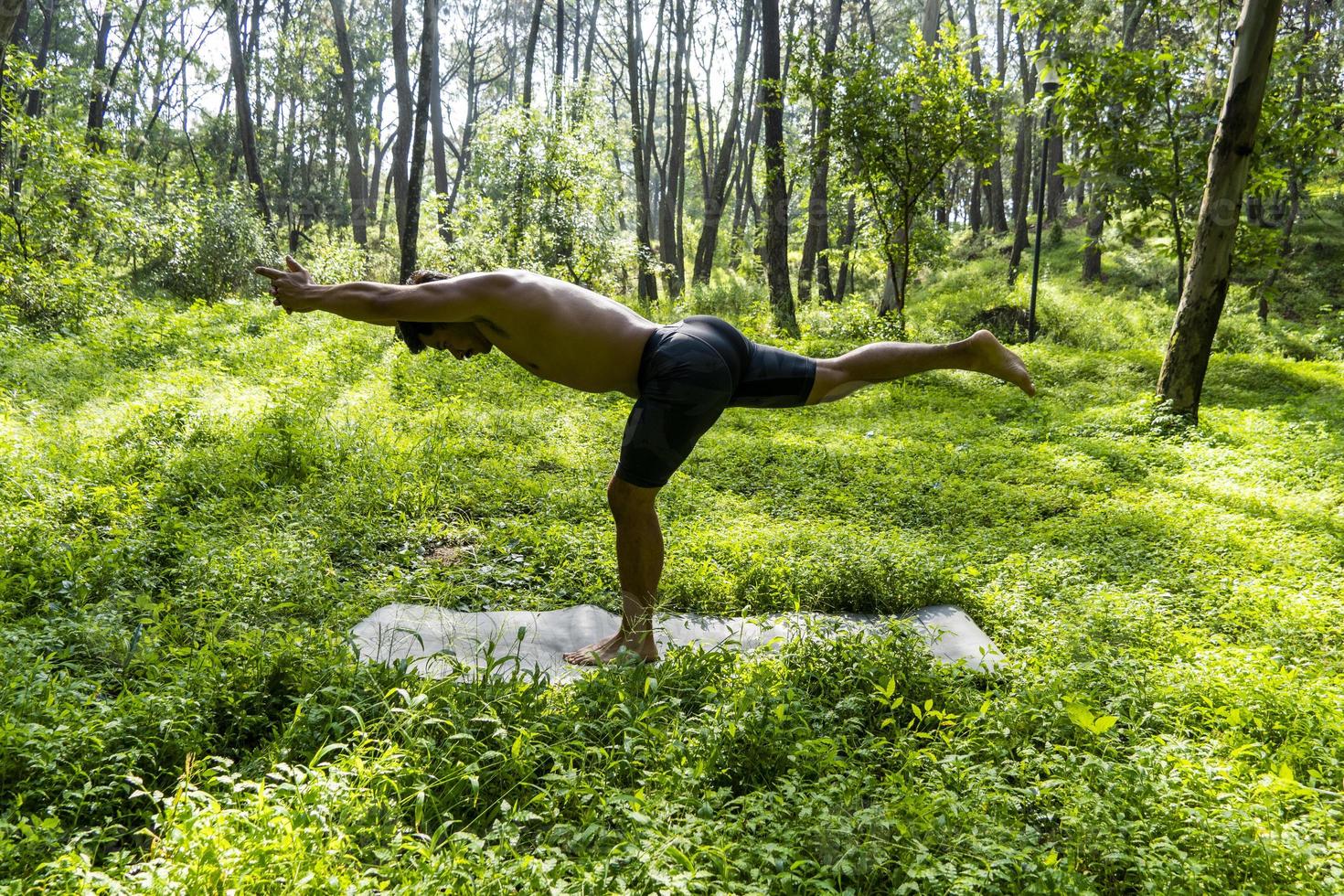 hombre mexicano haciendo yoga y estirándose en el bosque, méxico foto
