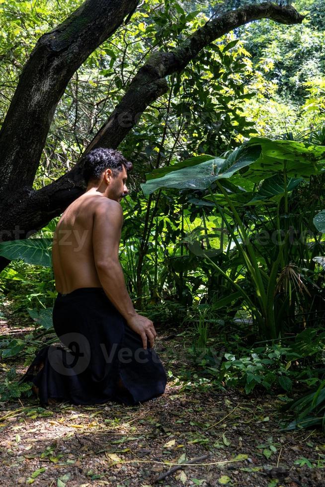 joven, haciendo yoga o reiki, en el bosque vegetación muy verde, en méxico, guadalajara, bosque colomos, hispano, foto