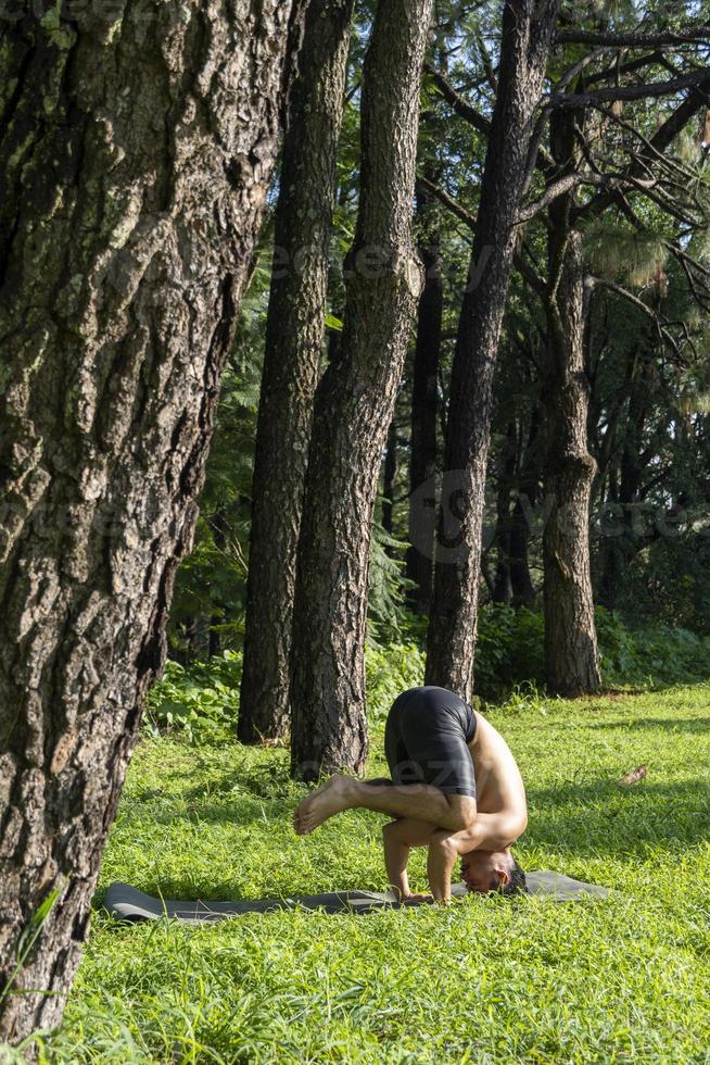 joven, haciendo yoga o reiki, en el bosque vegetación muy verde, en méxico, guadalajara, bosque colomos, hispano, foto