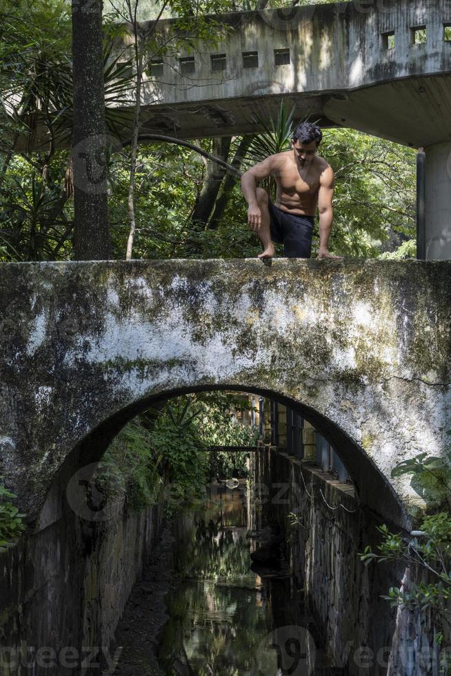 meditación de yoga al aire libre. siete brillantes todos los chakras. hombre practica yoga, méxico, gualdajara foto