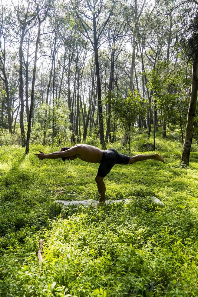 hombre mexicano haciendo yoga y estirándose en el bosque, méxico foto