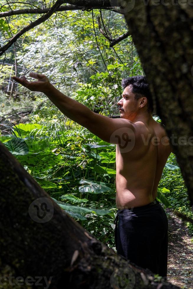 meditación de yoga al aire libre. siete brillantes todos los chakras. hombre practica yoga, méxico, gualdajara foto