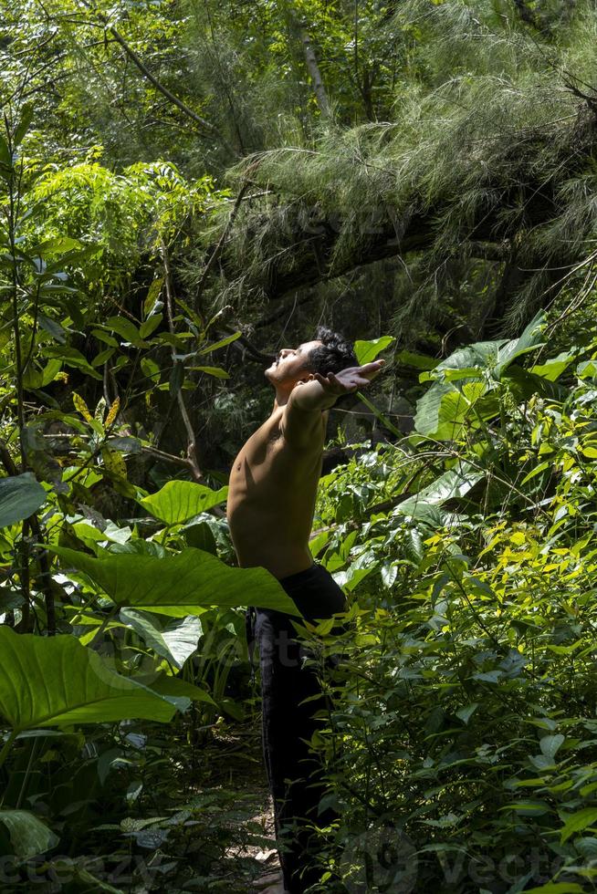 ejercicio de yoga de hombre de estilo de vida y pose para una vida saludable. joven o personas plantean equilibrio cuerpo vital zen meditación para workou foto