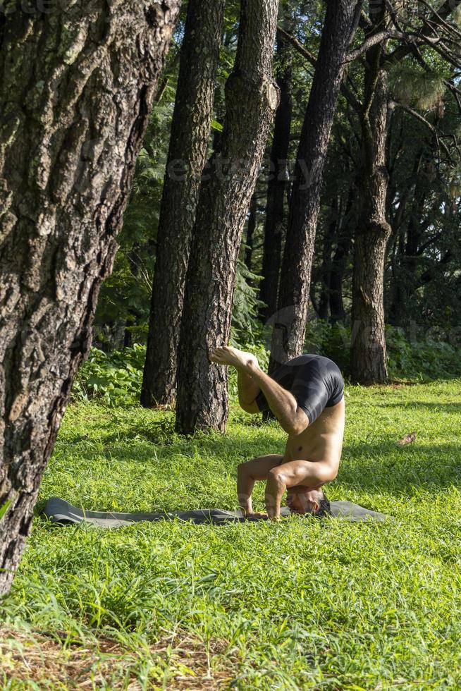 joven, haciendo yoga o reiki, en el bosque vegetación muy verde, en méxico, guadalajara, bosque colomos, hispano, foto