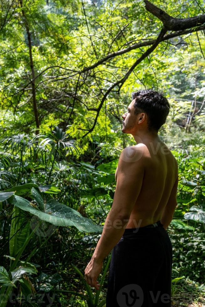 joven, haciendo yoga o reiki, en el bosque vegetación muy verde, en méxico, guadalajara, bosque colomos, hispano, foto