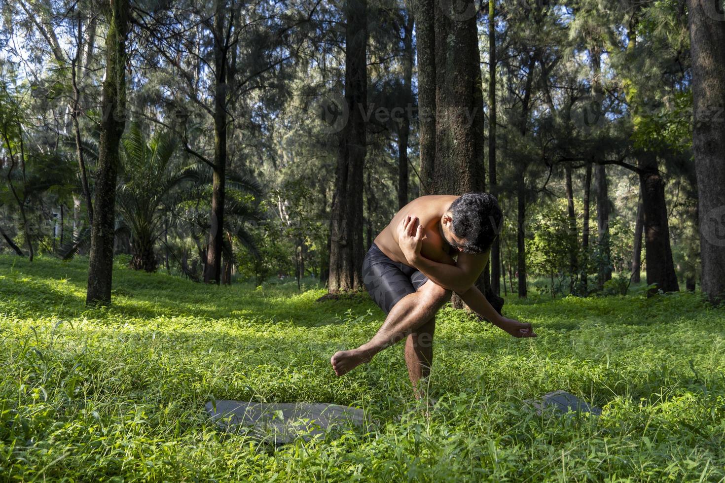 joven, haciendo yoga o reiki, en el bosque vegetación muy verde, en méxico, guadalajara, bosque colomos, hispano, foto